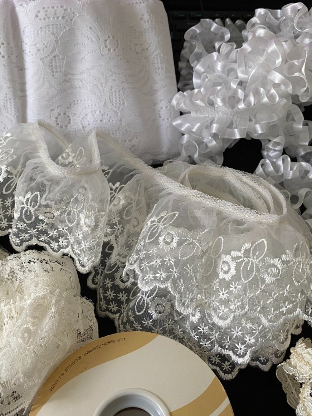 BEAUTIFUL BRIDAL/WEDDING LACE BOLTS LGE VARIETY GOOD FOR CRAFTS, CORSAGES, ETC